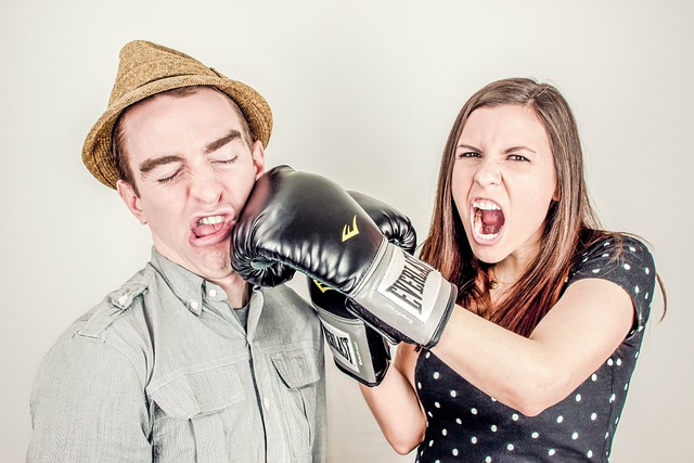 Pareja peleándose