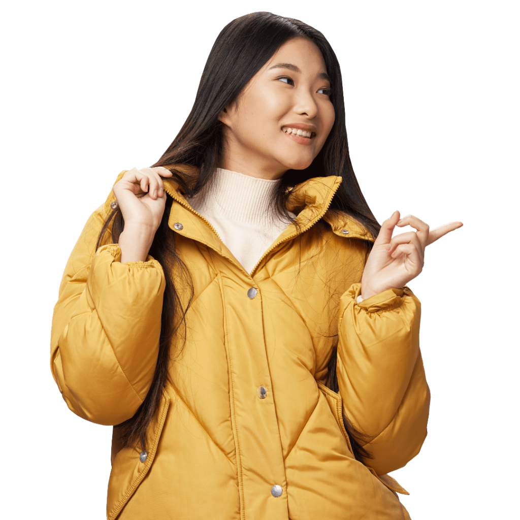 Mujer posando con un abrigo amarillo yema