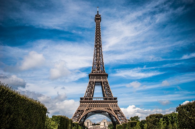 Foto de la Torre Eiffel en París con el cielo azul celeste con nubes altas al fondo