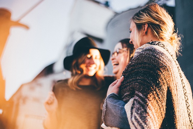 Foto de mujeres hablando y divirtiéndose