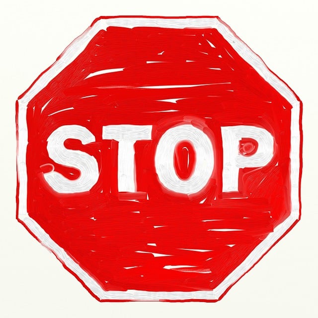 Dibujo de señal de stop en rojo y blanco