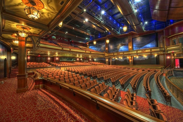 auditorio o teatro con las butacas vacías