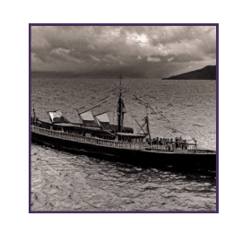 Foto en sepia de un barco en alta mar