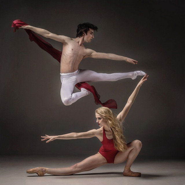 Un hombre y una mujer bailando ballet