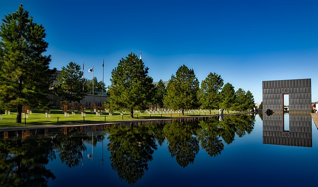 parque en la ciudad de Oklahoma a la orilla de un lago