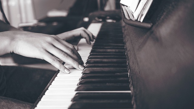 unas manos femeninas tocan un piano. imagen en blanco y negro